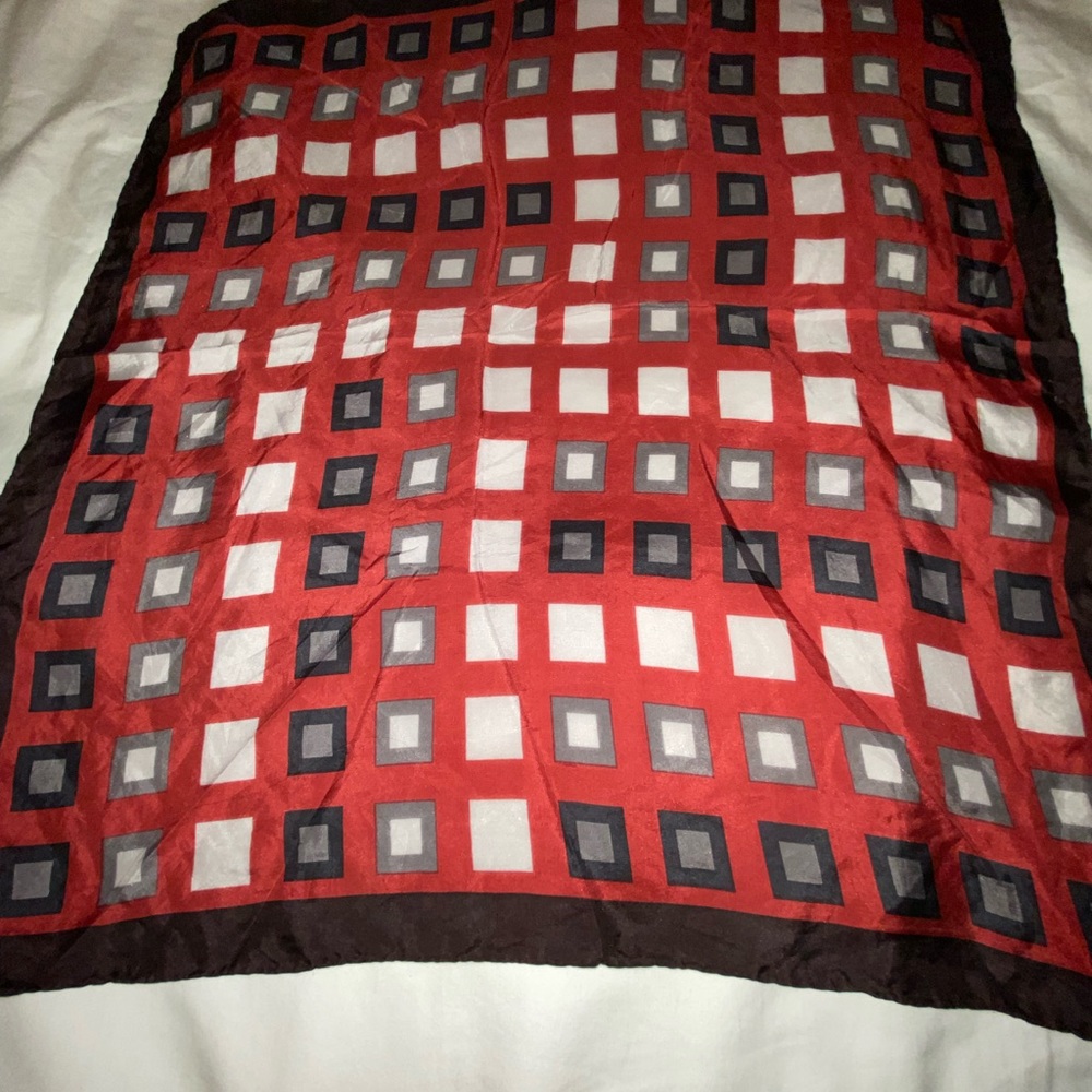 QS scarf